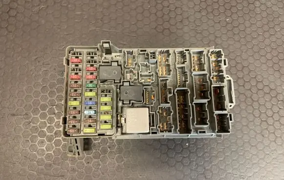 Honda CR-V Fuse module J9100000 013020714 J3XG7T