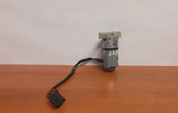 Mercedes-Benz E W210 Seat adjustment motor 5893 2108200208