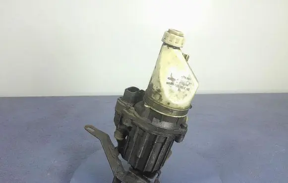 Opel Zafira B Power steering pump 13192897
