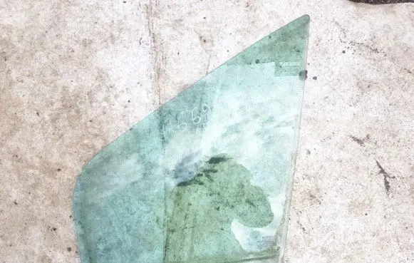 Renault Scenic I Front door vent window glass four-door 