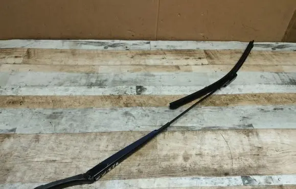 Volkswagen PASSAT B6 Front wiper blade arm