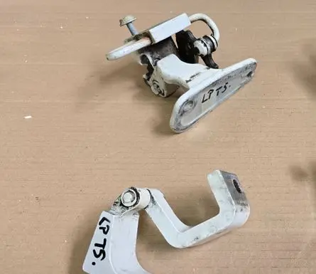 Volkswagen Transporter - Caravelle T5 Front door lower hinge 7H0831411A 7H0831401B