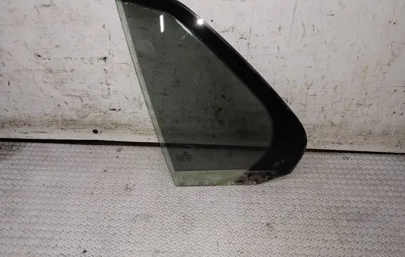 Volkswagen Jetta V Rear vent window glass 