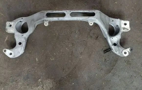 Volkswagen Touareg II Engine mounting bracket 7P0199207A