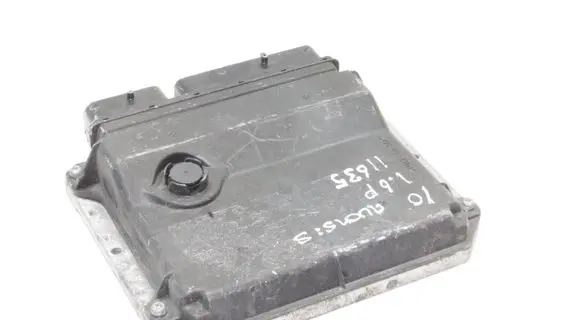 Toyota Avensis T270 Engine control unit/module 8966105D61
