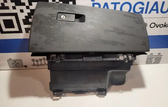 Volvo V70 Glove box 30676278