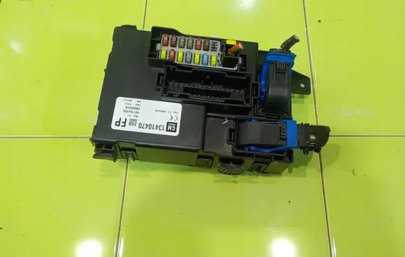 Opel Meriva B Fuse box set 13410470