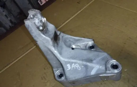 Honda Legend Engine mounting bracket 10SDB