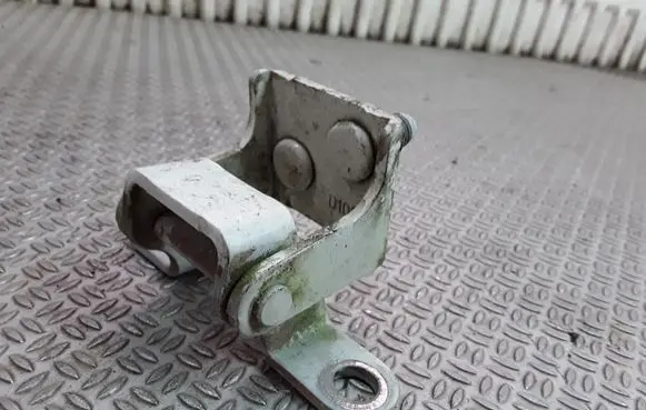 SsangYong Kyron Tailgate/trunk/boot hinge