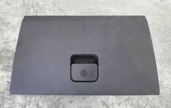 Cadillac CTS Glove box lid/cover 