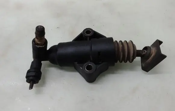 Volkswagen Golf IV Clutch master cylinder 1J0721261E