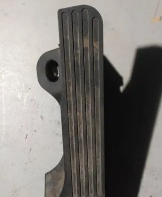 Accelerator throttle pedal