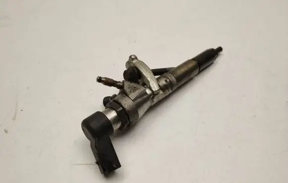 Mercedes-Benz A W176 Fuel injector H8201100113