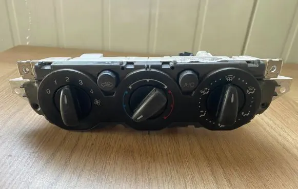 Ford Focus Climate control unit 3M5T19980AD P69607320602031842 69607320