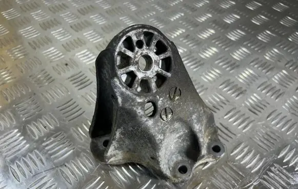 Audi Q7 4L Engine mounting bracket 7L6199307A 900979