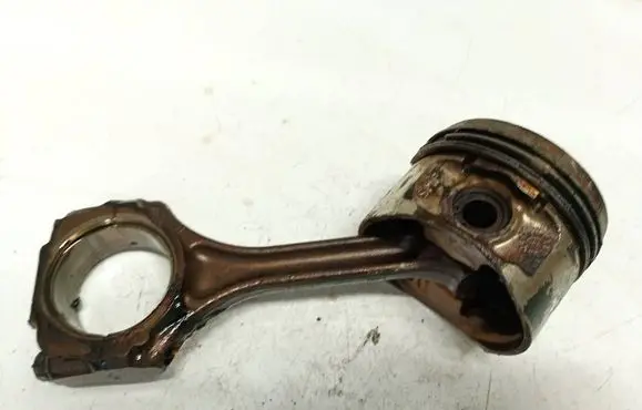 Volvo 440 Piston with connecting rod