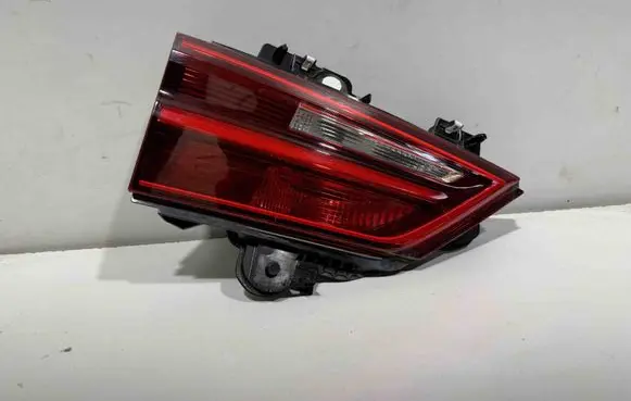 Tailgate rear/tail lights