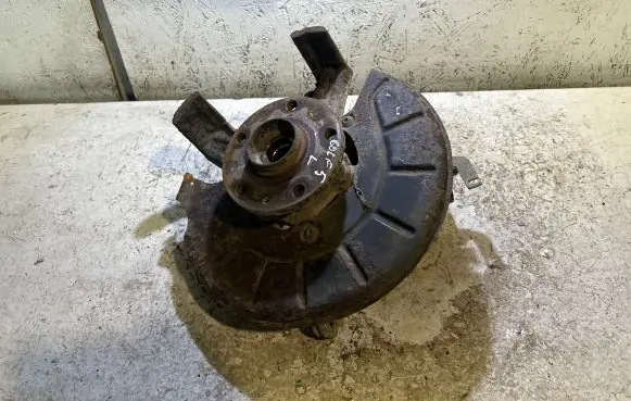 Volkswagen Golf V Front wheel hub