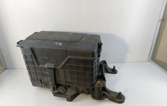 Volkswagen PASSAT B6 Battery box tray 