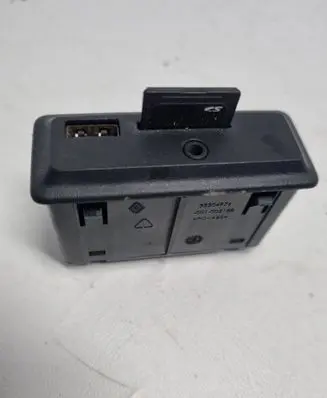 Opel Vivaro AUX in-socket connector 33304976 001005188