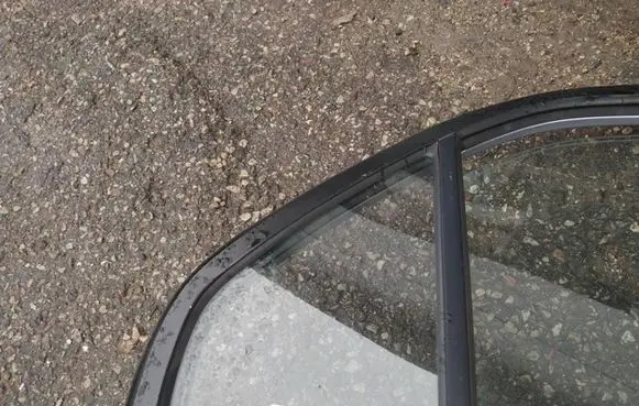 Rear vent window glass