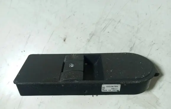 Opel Zafira B Electric window control switch 13228709