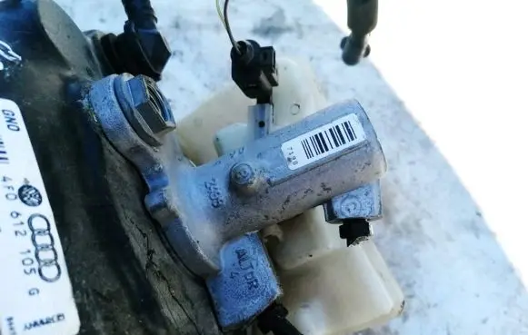 Audi A6 S6 C6 4F Master brake cylinder
