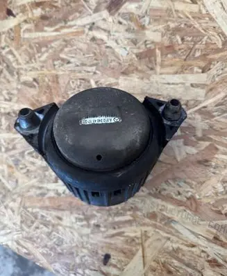 Mercedes-Benz C W204 Engine mount bracket A2122404117