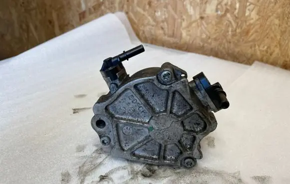 Ford Fiesta Vacuum pump 9681786780 2C20704X