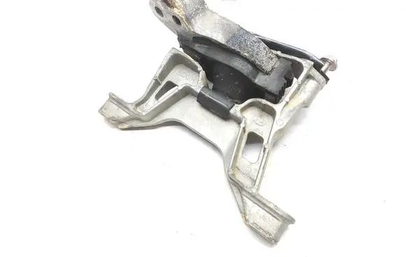 Mazda CX-30 Engine mount bracket