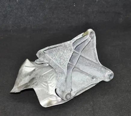 Audi A4 S4 B7 8E 8H Engine mounting bracket 8E0199388R