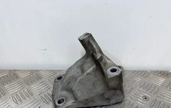 Engine mounting bracket
