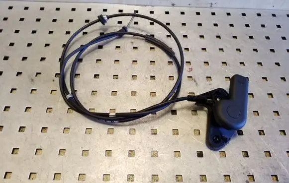 Ford Focus Engine bonnet (hood) release handle AM5116C657