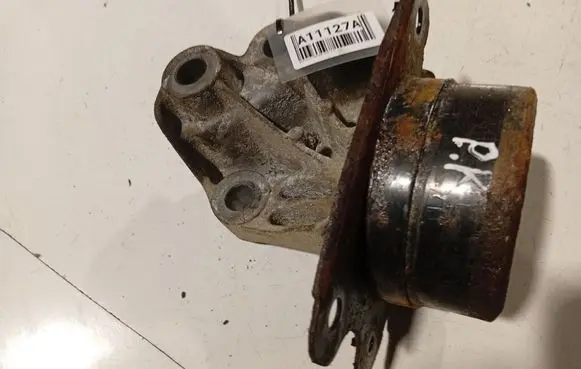 Chevrolet Captiva Engine mount bracket 