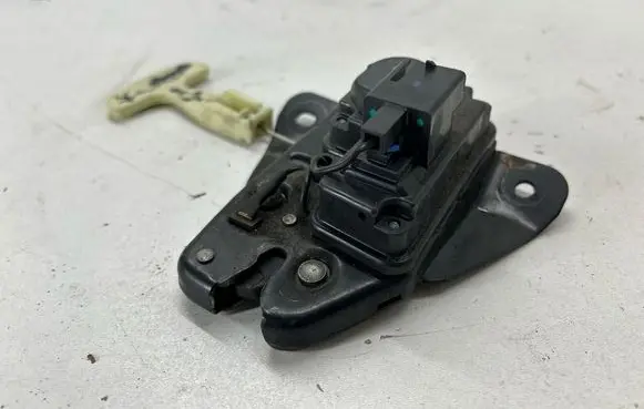 Dodge Challenger Tailgate/trunk/boot lock/catch/latch 4589217AF 9217AD