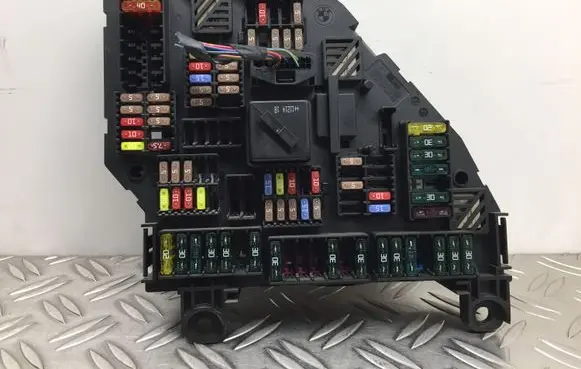 BMW 5 F10 F11 Fuse module 9234423 040611 01647495