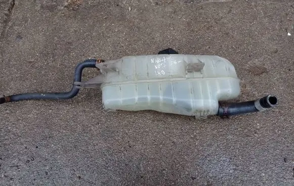 Nissan Note (E11) Coolant expansion tank/reservoir