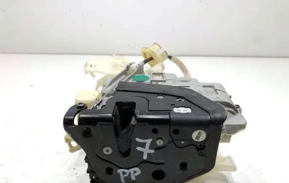 Volkswagen Touareg II Front door lock 8J1837016B