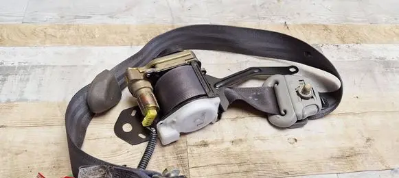Mitsubishi Space Wagon Front seatbelt 0427185