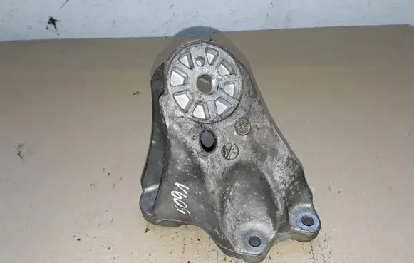 Volkswagen Touareg I Engine mounting bracket NOCODE