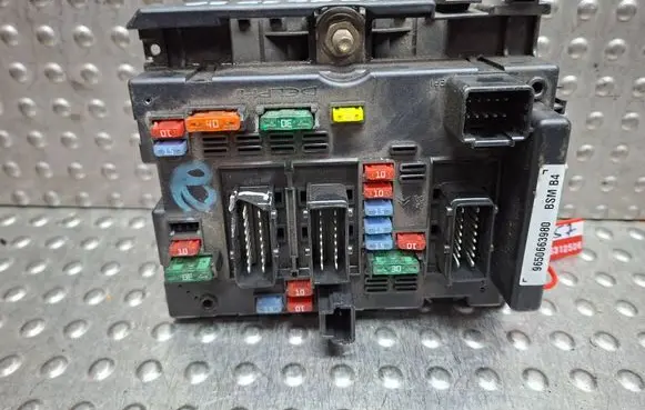 Peugeot 307 Fuse module 9650663980 S26312506