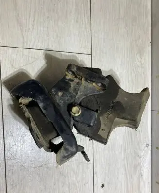 Toyota Hilux (AN10, AN20, AN30) Engine mount bracket 12361-0l030