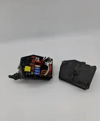 Renault Twingo II Fuse module 8200623061