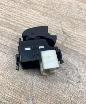 Toyota Corolla E120 E130 Electric window control switch 6072057