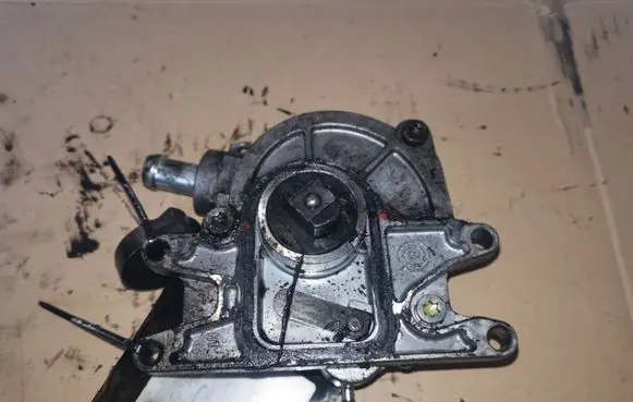 Opel Frontera B Vacuum pump 90531396