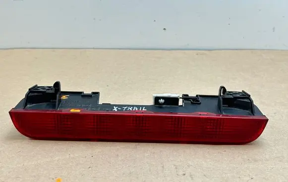 Nissan X-Trail T30 Third/center stoplight P1842
