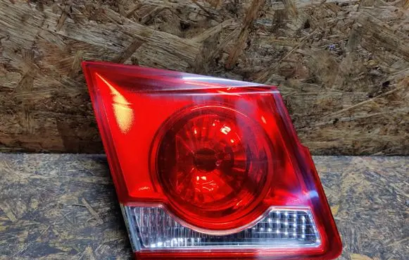 Chevrolet Cruze Tailgate rear/tail lights Y10E28