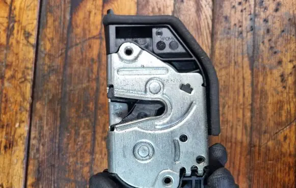 BMW X5 E70 Rear door lock 7202148