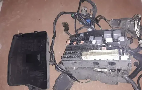 Toyota Avensis T270 Fuse module 8266205170