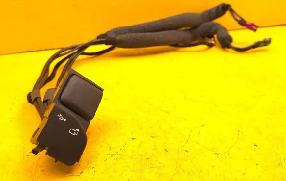 Mercedes-Benz GLE W167 USB socket connector A1678209500